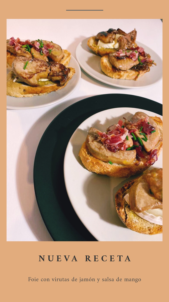 tres platos llenos de las tostas de foie con virutas de jamón y salsa de mango