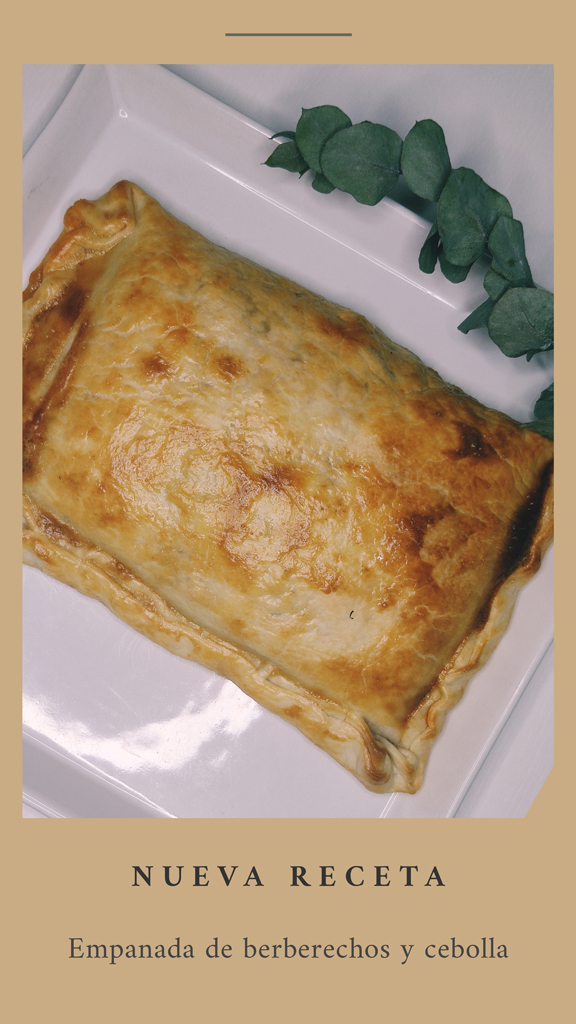 receta de la empanada rectangular en una fuente blanca y adornada con una rama de eucalipto