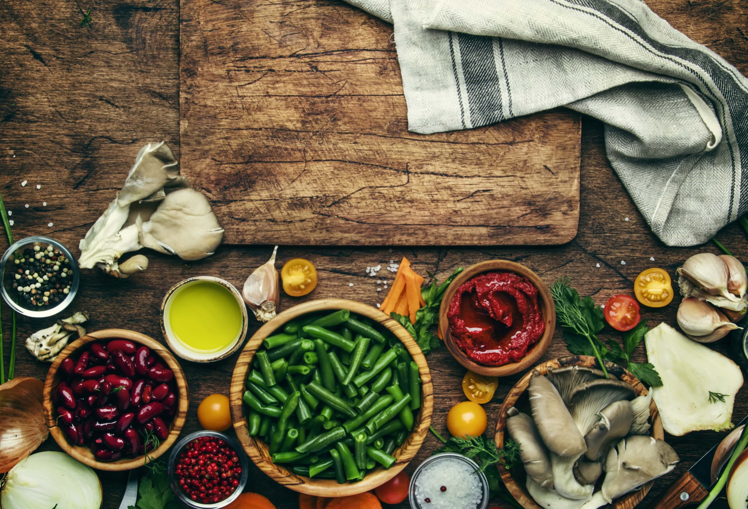 collage de una mesa de madera de cocina, con sus bol de ingredientes y trapo