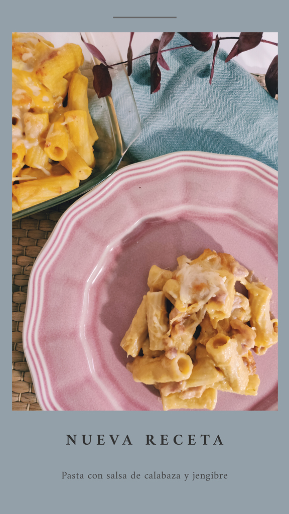 plato de pasta con salsa de calabaza y jengibre y en la parte superior izquierda la fuente que contiene el resto