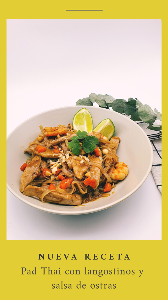 plato hondo de pad thai con langostinos, salsa de otras, fideos de arroz y lima