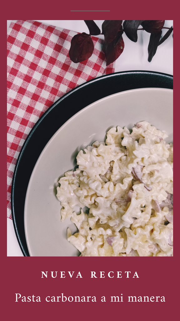 mitad de un plato de pasta carbonara adornado con una servilleta blanca y roja al más puro estilo italiano